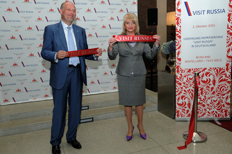 Die stellvertretende Kulturministerin Alla Manilova und Sergej Korneev, stellvertretender Leiter von Rostourism, bei der Eröffnungsfeier.