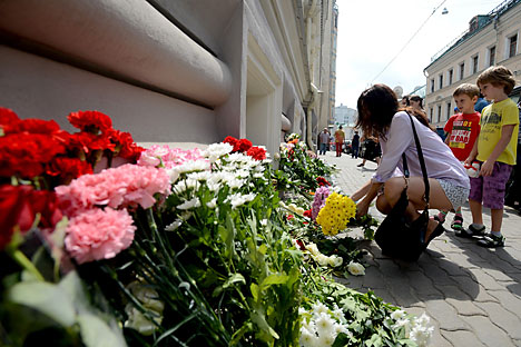 Menschen legen Blumen vor der niederländischen Botschaft in Moskau im Gedenken an die 298 Opfer des abgestürzten Boeing von Malaysia Airlines.  