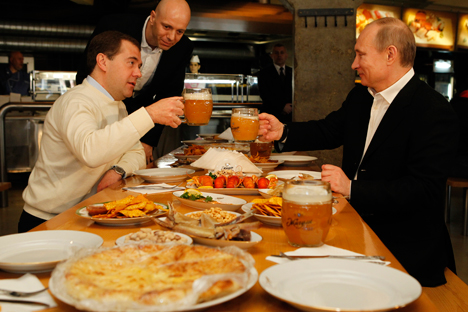 2012 schauten der damalige Präsident Dmitri Medwedew und Ministerpräsident Wladimir Putin in der Moskauer Kneipe Schiguli vorbei.