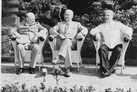 August 1945. Winston Churchill, Harry S. Truman und Joseph Stalin treffen sich während der Potsdamer Konferenz.