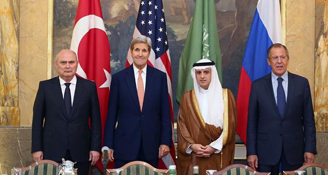 De g. à dr.: Le ministre turc des affaires étrangères, Feridun Sinirlioglu avec ses homologues américain, John Kerry, saoudien, Adel Al-Jubeïr et russe, Sergueï Lavrov, vendredi 23  octobre, à Vienne.