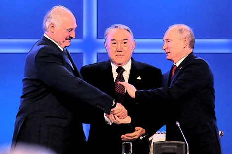 Der Präsident von Belarus Alexander Lukaschenko (links), der Präsident von Kasachstan Nursultan Nasarbajew (in der Mitte) und der russische Präsident Wladimir Putin (rechts) während des Treffens in Astana.