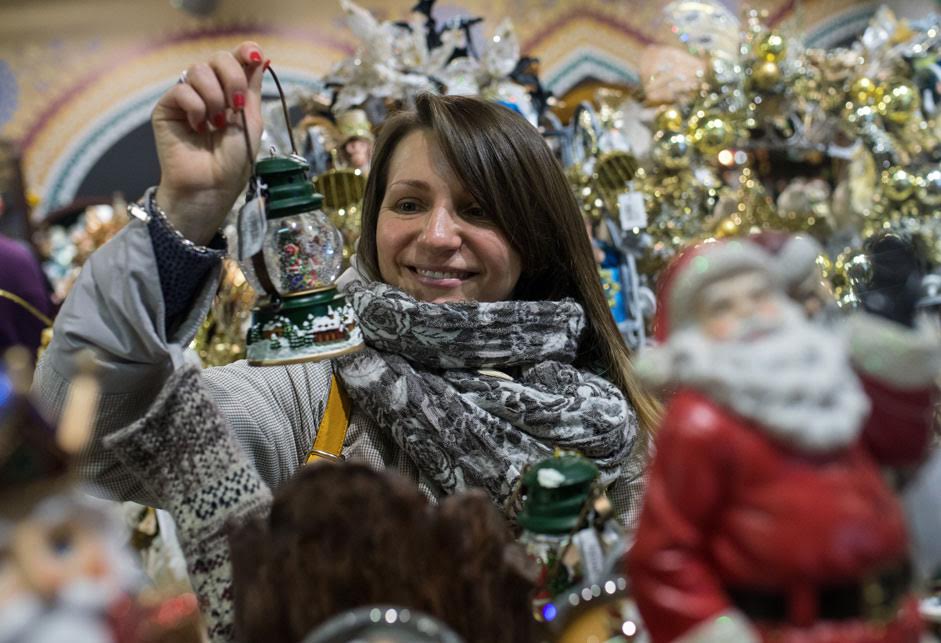 Eine Moskauerin auf der Suche nach Weihnachtsschmuck im berühmten Kaufhaus Tsum.