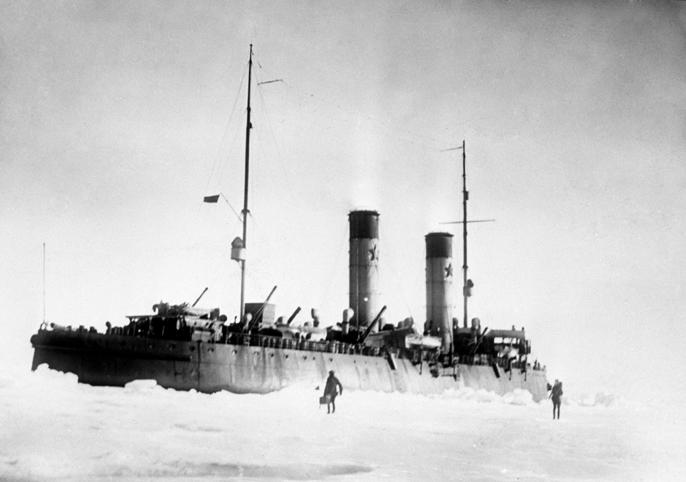 Mit dem sowjetischen Eisbrecher „Krassin“ ging Otto Heller in den 1920er-Jahren auf Karische Expedition. Heute steht das Schiff am Ufer der Wassiljewski-Insel in Sankt Petersburg und dient als Museum.