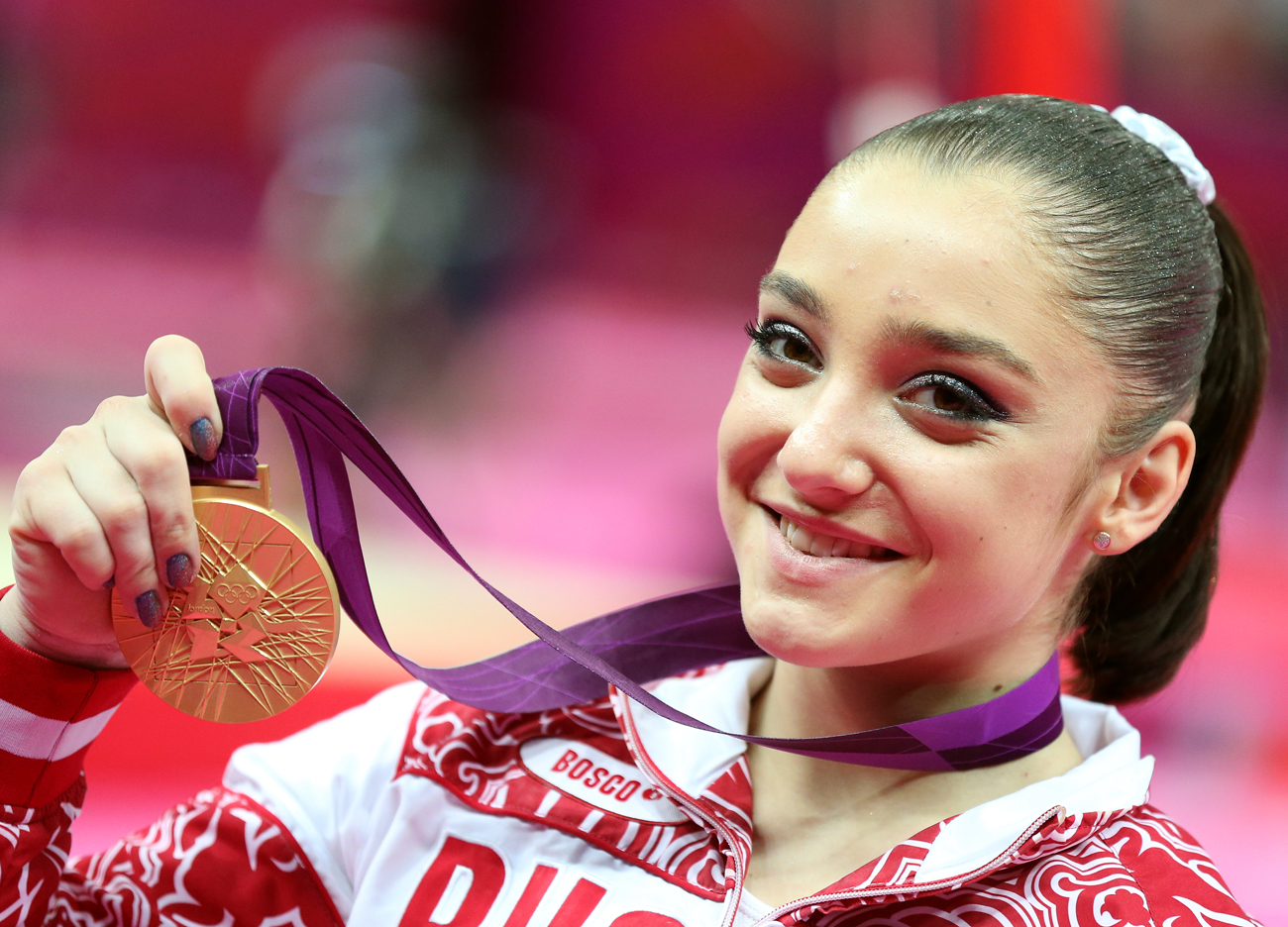 Bei der nächsten Olympia-Auflage ließ sie mehrere Operationen über sich ergehen. „Jeder andere Athlet hätte den ständigen Schmerzen längst nachgegeben“, sagt Alijas Trainer Sergei Starkin.
