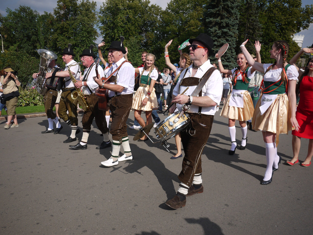 Eines der Highlights des Festivals "Das Fest" war der Festzug über den Platz, an dem bayerische Musiker, ein Ritter, Jongleure und Männer auf Stelzen teilnahmen.