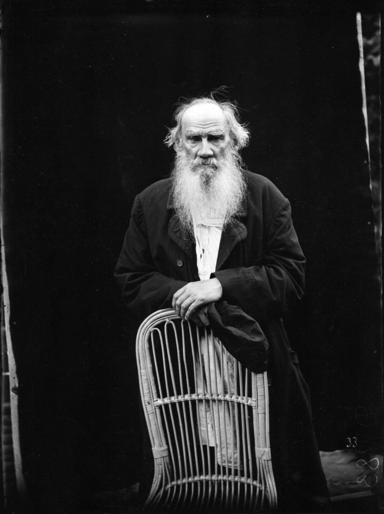 Bulla trovò lavoro come corriere in uno studio fotografico e in poco tempo imparò a scattare foto. Nella foto, lo scrittore Lev Tolstoj, 1902