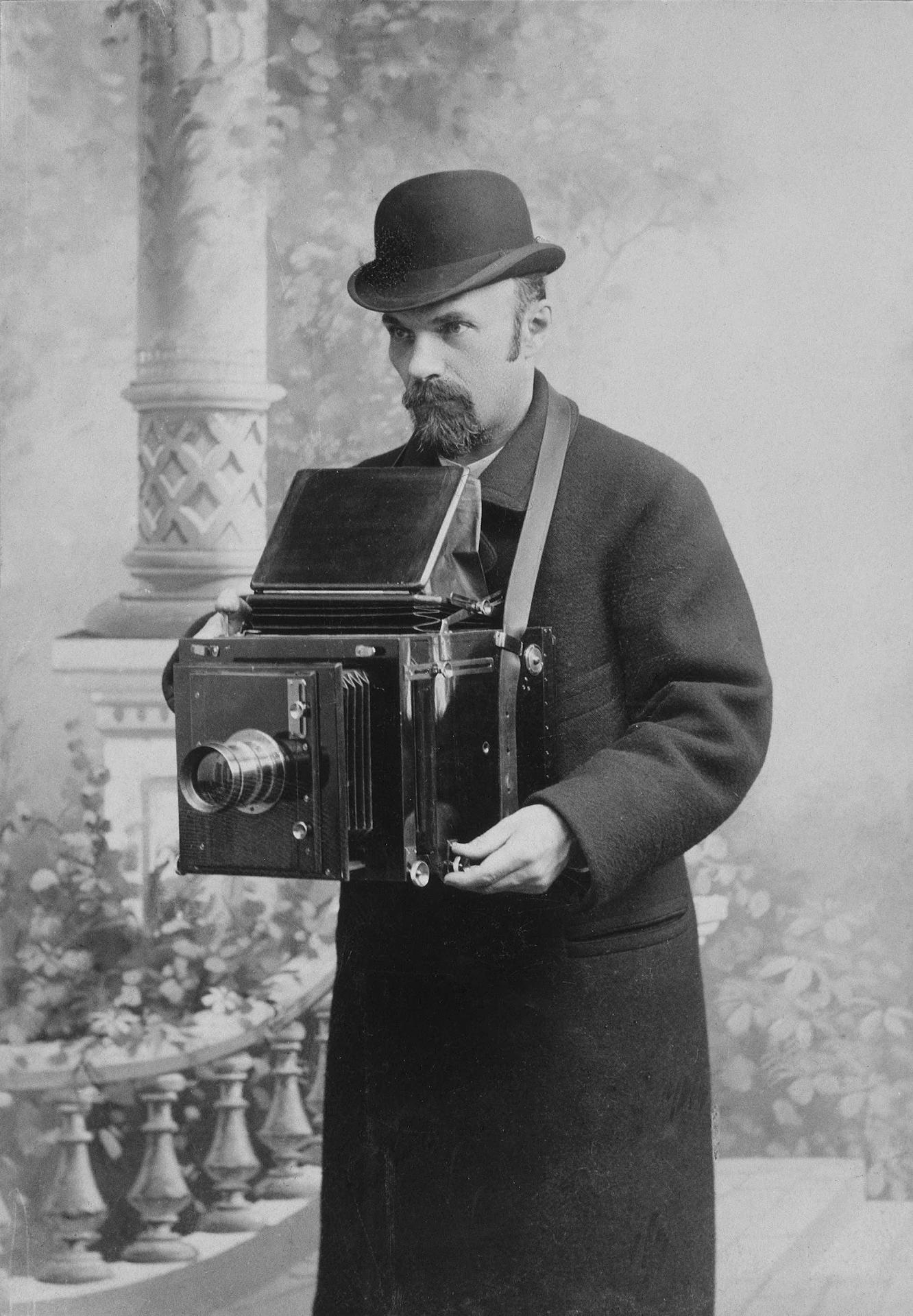 Може се рећи да је Карл Була највећи петербуршки фотограф свих времена. Почетком 20. века фотографисао је стара здања и познате становнике Санкт Петербурга, а неке од његових фотографија коришћене су приликом рестаурације старих зграда. // Карл Була, аутопортрет, 1917.