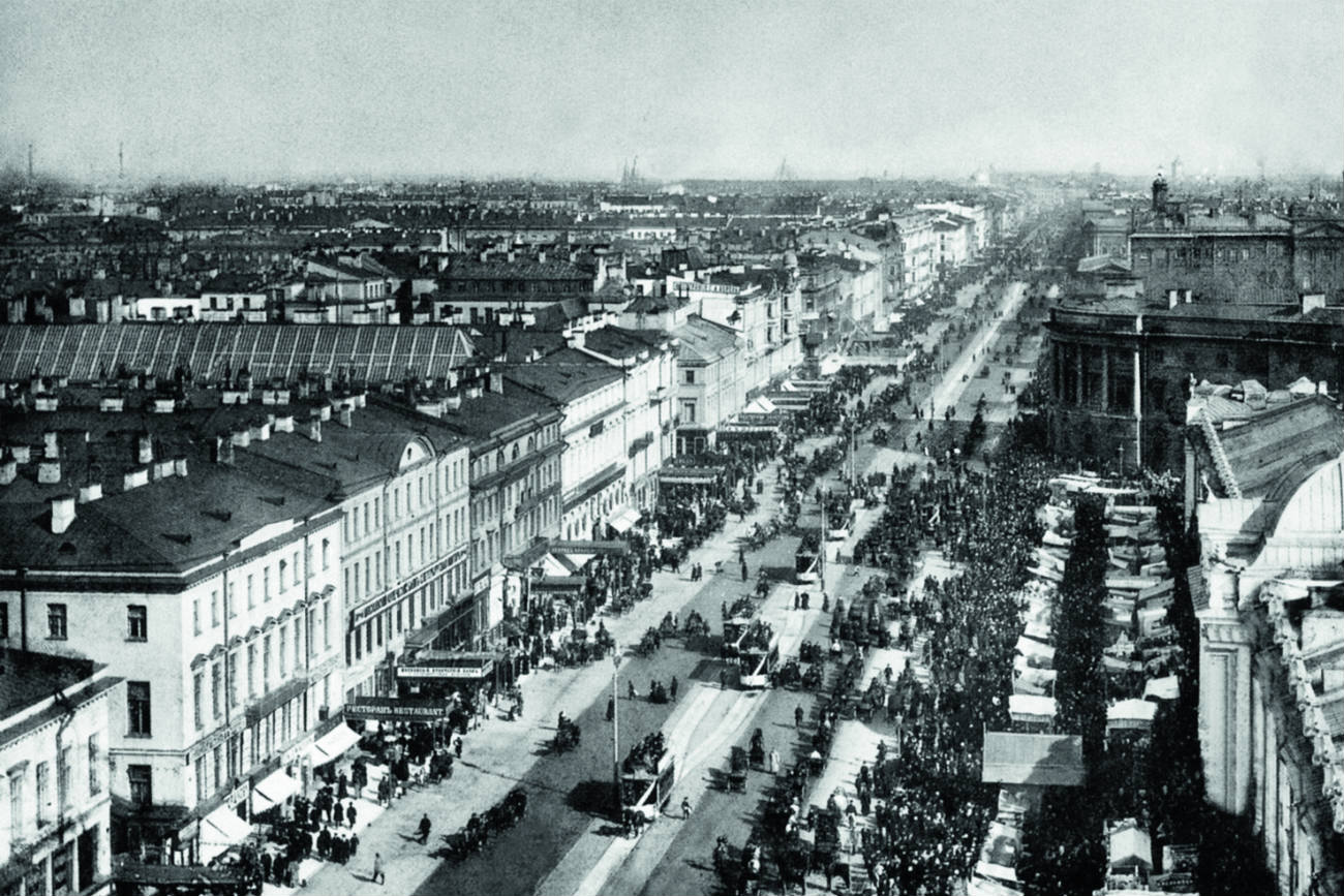 Many of the historical books issued before 1917 also used Bulla's photos. He took about 100 pictures of Nevsky Prospect, St. Petersburg’s main thoroughfare. // Nevsky Prospect