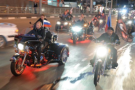 O presidente russo Vladímir Pútin se uniu ao Lobos da Noite em uma manobra publicitária acolhida com entusiasmo pelo clube Foto: AP