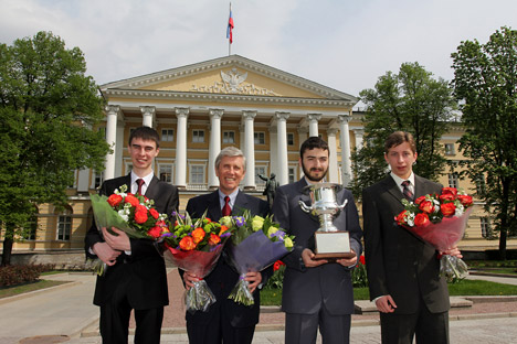 For the fourth year in a row, students from the St. Petersburg National Research University for Information Technologies, Optics and Mechanics took the first prize. Pictured (L-R): three-year student Niyaz Nigmatullin, Dean of the Information Technol