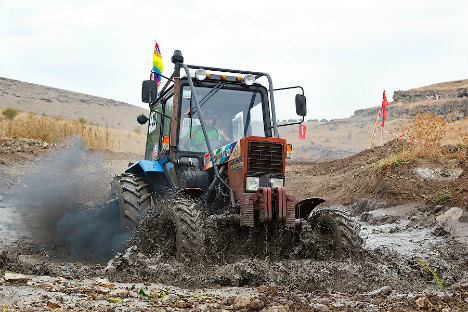 Russia’s Tractor Race Gets off to a Muddy Start - Russia Beyond