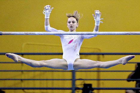 Vice-campeã olímpica Viktoria Komova está longe dos compeonatos por causa de uma distensão muscular nas costas Foto: Corbis/FotoSA