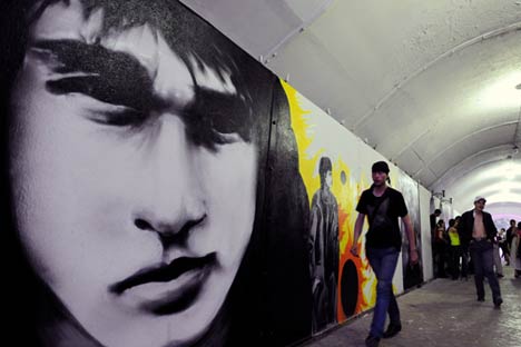 Viktor Tsoi's fans gather in the underpass in Ekaterinburg chosen by a group of local artists to commemorate the musician’s birthday. Source: RIA Novosti