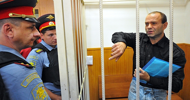 The court approved the request from former police officer Dmitry Pavlyuchenkov’s lawyers to remove him from prison because of his deteriorating health. Source: 