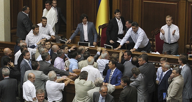 Ukraine's parliament in early June rushed through a contentious draft law upgrading the use of Russian in the country, sparking scuffles between deputies of the pro-government majority and those of the opposition who were caught off-guard.  Reuters /