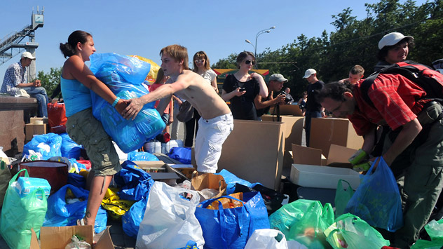 Volunteers sorting through humanitarian aid collected by city residents for victims of floods in Kuban on the observation square at Moscow State University in Moscow. Source: RIA Novosti / Alexander Utkin.