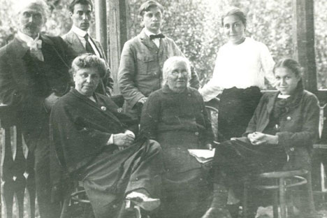 The family of Pasternak: Boris Pasternak is on the top second from left, Lydia is on the front right. Source: Press photo