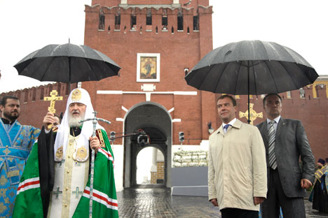 Patriarca Kirill (esq.), acompanhado do primeiro-ministro russo, Dmítri Medvedev, (dir.) Foto: ITAR-TASS