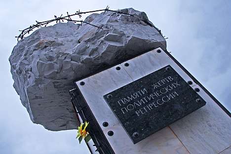 Every year on Oct. 31, Vorkuta residents meet at the monument to the victims of political repressions – an incomplete sketched mass full of rusty barbed-wire. Source: Alberto Caspani.