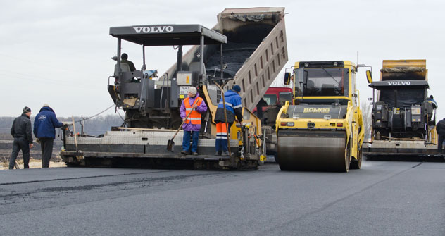 Encouraging foreign contractors to build roads in Russia is one of the most important problems that Russia's authorities have been addressing. Source: Kommersant