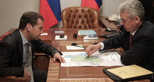 Russia's Prime Minister Dmitry Medvedev and Moscow Mayor Sergei Sobyanin discussing the possibility of the merge between Moscow and the Moscow Region. Source: ITAR-TASS
