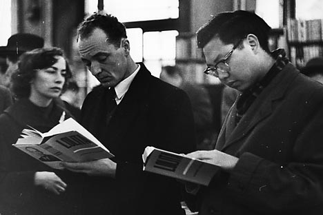 People reading Lolita of Vladimir Nabokov. Source: Getty_Images / Fotobank.