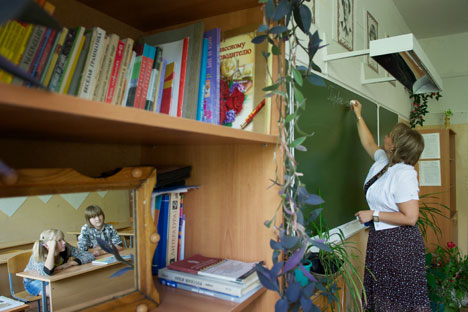 Teaching in Russian regions and villages requires a lot of professional dedication becuase the job of schoolteacher is not well-paid. Alla Mosevnina (pictured), one of Russia’s best schoolteachers lives in Opolye village, in the Vladimir region. Sour