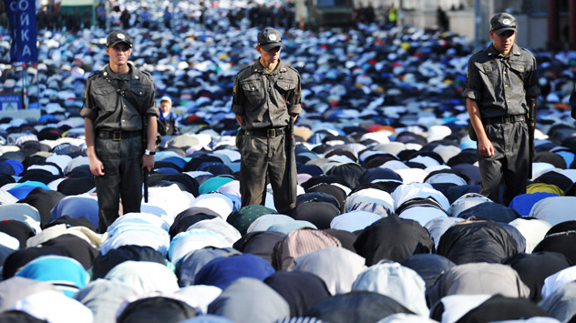 Law enforcement officers ensured public security near the Cathedral Mosque, Mira Avenue, during the Muslim festival of Uraza Bayram marking the end of the Ramadan fast. Source: RIA Novosti / Artem Zhitenev  