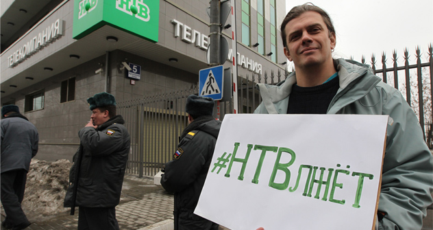 A participant taking part in the rally at Ostankino TV Center to protest against Russian TV channel NTV which broadcast the "Anatomy of Protest 2" documentary. The slogan reads: "NTV lies." Source: PhotoXPress
