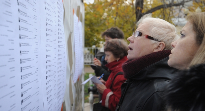 Voters looking through the results of the elections to the opposition's Coordination Council. Source: ITAR-TASS 