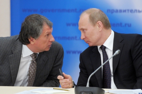 Rosneft's head Igor Sechin and President Vladimir Putin (L-R) plan to float the oil company. Source: AP