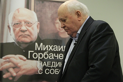 Former Soviet President Mikhail Gorbachev giving autographs during the presentation of his new book - "Alone with myself." Source: Rossiyaskaya Gazeta / Viktor Vasenin
