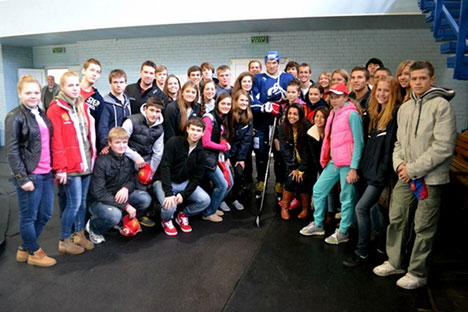 Washington Capitals forward Alex Ovechkin meets with Russian and American exchange participants during a break from his practice with his Russian team, Moscow’s Dynamo. Source: Press Photo.