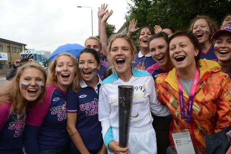 Russia's well-known model Natalya Vodyanova (in middle) with volunteers during  the 2012 London Paralympic Games. Source: RIA Novosti / Anton Denisov