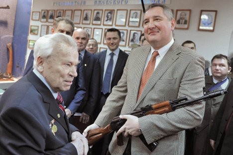 Mikhail Kalashnikov(esq.) e o vice-premiê russo Dmítri Rogozin(dir.) Foto: RIA Nóvosti