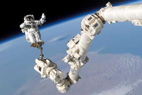 Fin mars 2013, les cosmonautes effectueront pour la première fois un trajet « éclair » sur l’ISS. Ils pourront ainsi désormais atteindre la station en seulement six heures. Crédit photo : NASA / STS-114, ISS Expedition 11