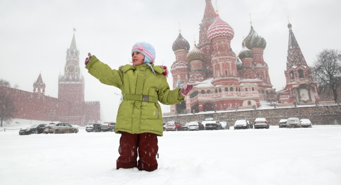 For many Muscovites, the only way to ring in the New Year is standing in the falling snow, near St. Basil’s, listening to the chimes from the Kremlin clock tower. Source: Lori / Legion Media 