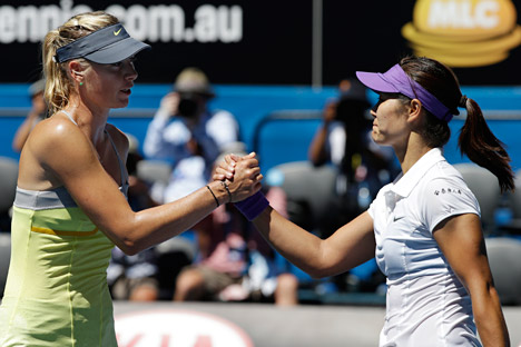 Maria Sharapova (left) has failed to make it into the first Grand Slam final of the year, losing out to China’s Li Na. Source: AP
