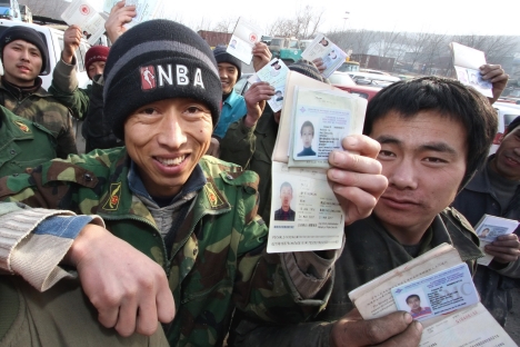 Chinese migrants showing their registration in Russia's Far East. Source: RIA Novosti / Vitaly Ankov 