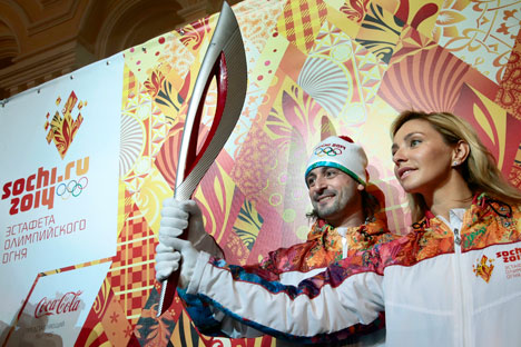Tocha foi apresentada pelos medalhistas olímpicos Iliá Aberbukh e Tatiana Navka, prata e ouro na dança no gelo, respectivamente Foto: AP Photo / Mikhail Metzel