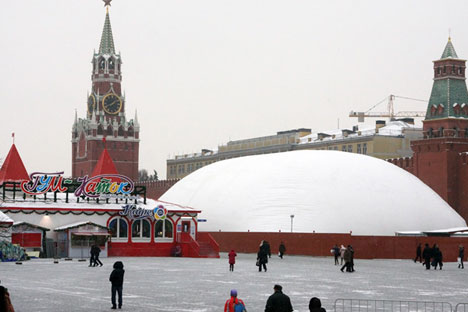 A giant inflatable dome has been erected over Lenin’s tomb and will act as a shield to protect the mausoleum from the large-scale renovation of the building’s damaged rear wall. Source: Rossiyskaya Gazeta / Arkadi Kolybalov