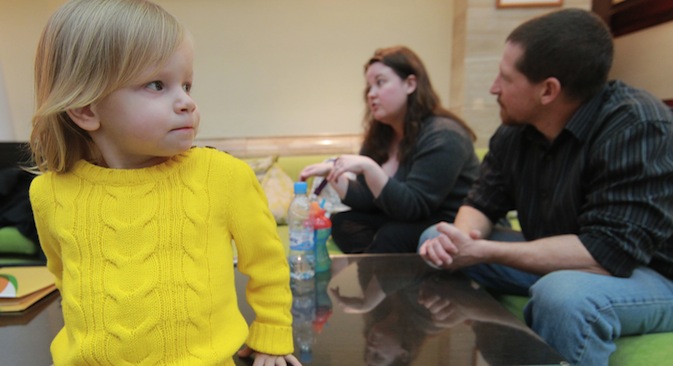 American family receive documents for adoption. Whitney Olson and Dack Little with Russian girl Alyona adopted by them. Source: RIA Novosti / Vitaly Belousov