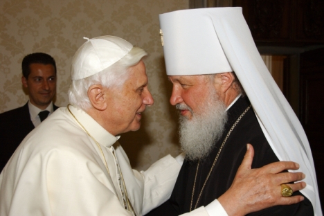 El papa Benedicto XVI con el metropolitano de Smolensk, Kirill, representante de la Iglesia Ortodoxa en el Vaticano en 2006. Fuente: AFP.