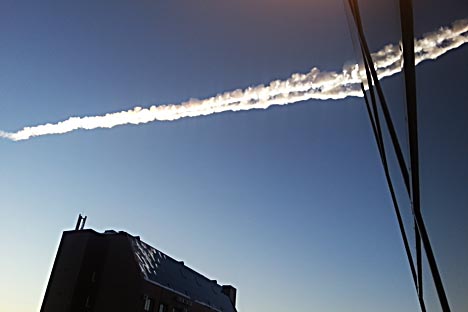 Estela del meteorito que cayó el Cheliábinsk el 15 de febrero.Fuente: ITAR-TASS.