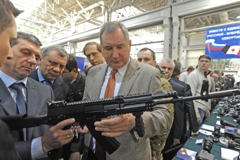Vladímir Zlobin (segundo à dir.) mostra rifle AK-12 para o vice-premiê, Dmítri Rogozin (dir.) Foto: ITAR-TASS