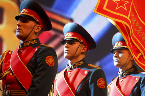 Data é celebrada em estilo militar em diversas cidades russas. 
