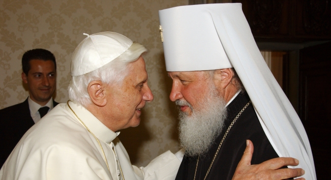 Pope Benedict XVI (left) greets Metropolitan of Smolensk Kirill, a senior representative of the Russian Orthodox Church at the Vatican on May 18, 2006. Source: AFP
