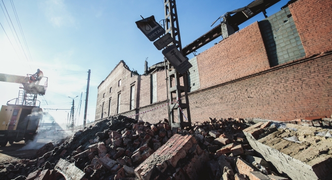 Edifício em Tchelyabinsk danificado por onda de explosão. Foto: TASS