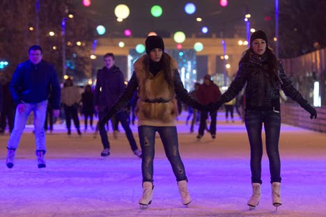 The owners of the Gorky Park rink have a special gift for their female guests this International Women’s Day: they can skate for free on Mar. 8. Credit: RIA Novosti